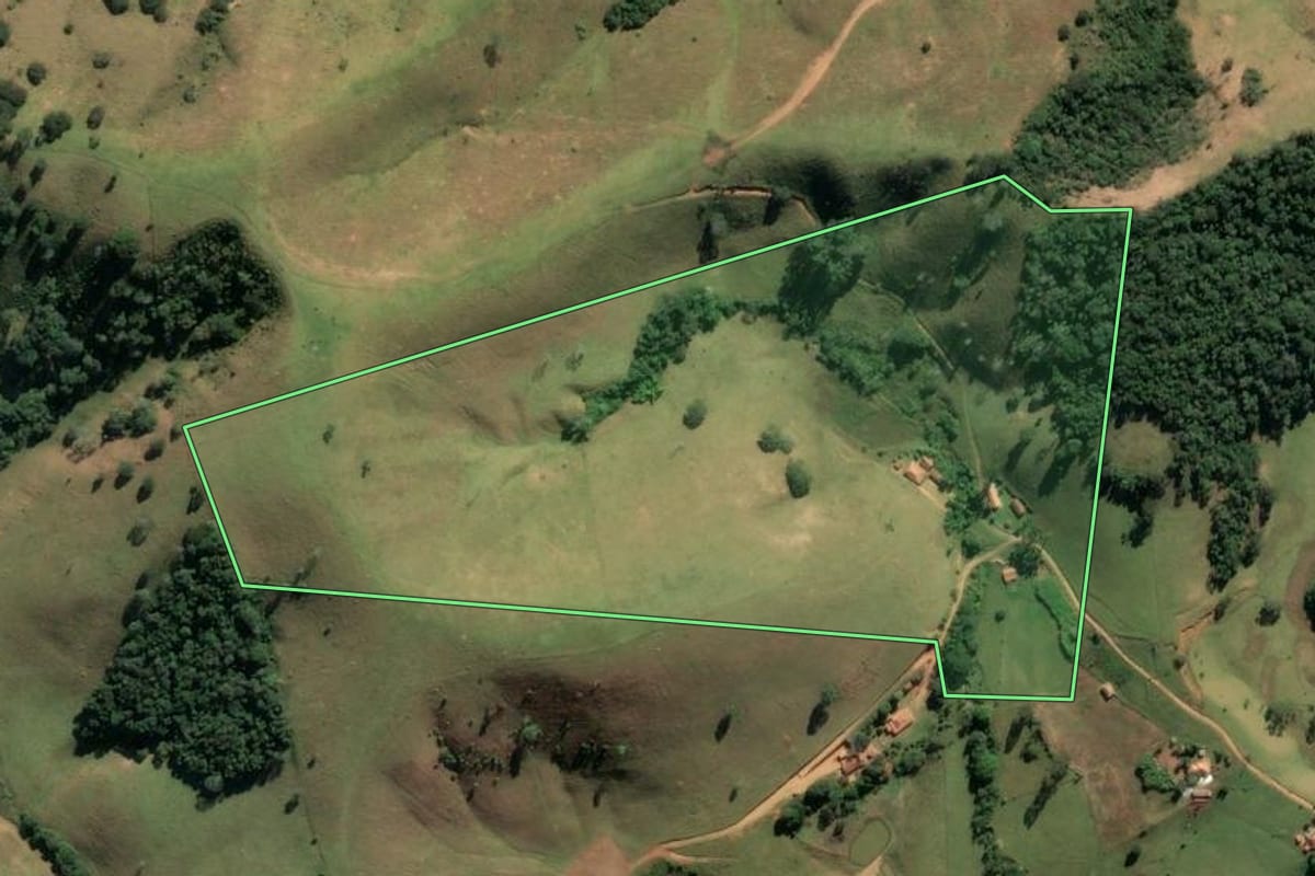 Imagem de satélite do imóvel rural em Lorena (SP), com o contorno declarado no CAR desenhado por cima.