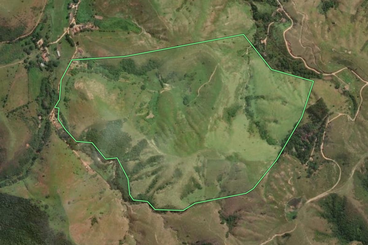 Imagem de satélite do imóvel rural em Lorena (SP), com o contorno declarado no CAR desenhado por cima.
