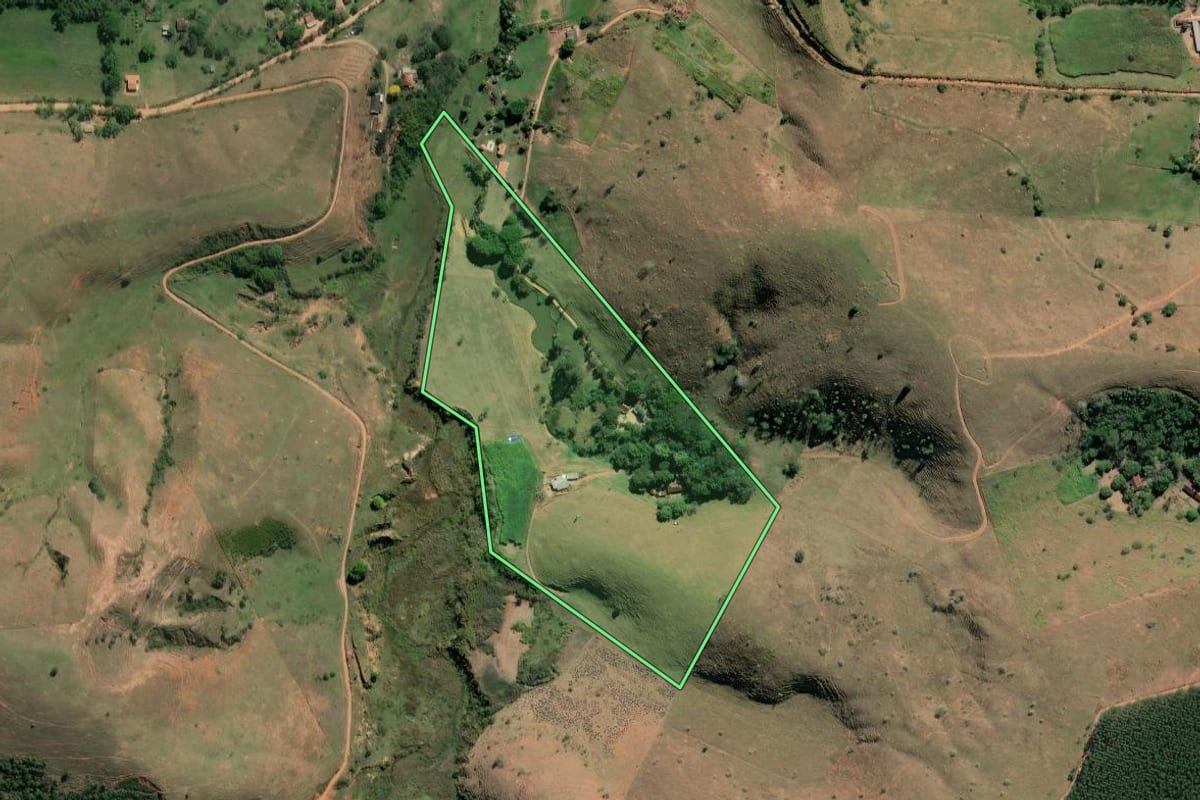 Imagem de satélite do imóvel rural em Lorena (SP), com o contorno declarado no CAR desenhado por cima.