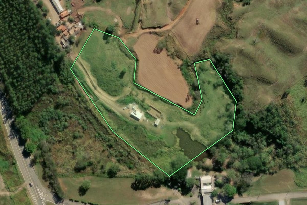 Imagem de satélite do imóvel rural em Lorena (SP), com o contorno declarado no CAR desenhado por cima.