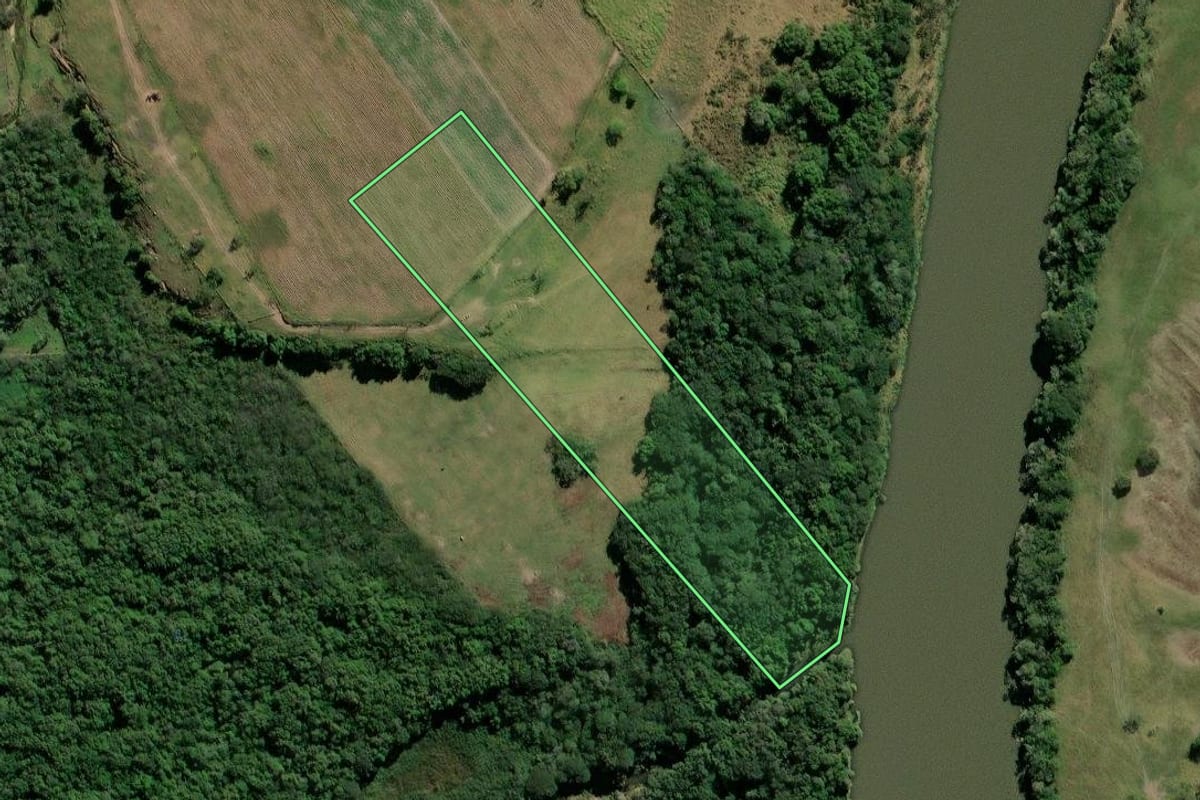 Imagem de satélite do imóvel rural em Lorena (SP), com o contorno declarado no CAR desenhado por cima.