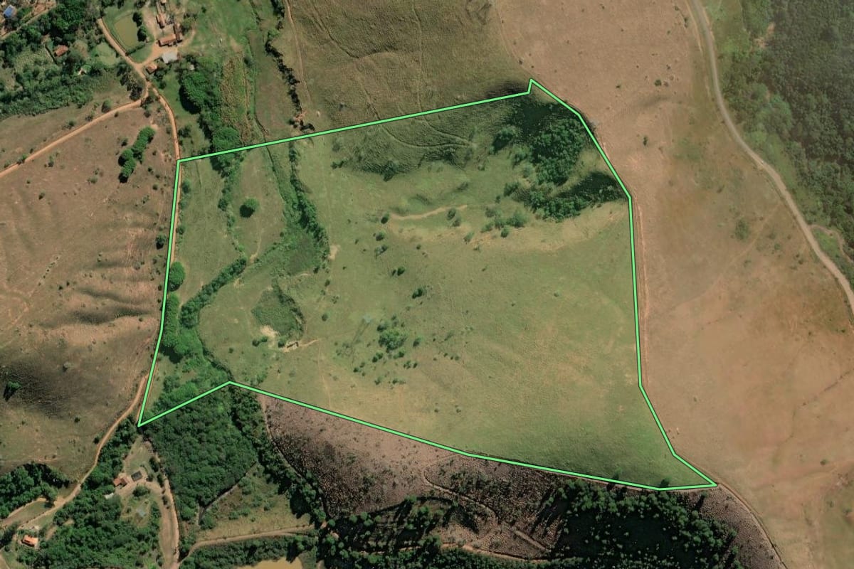 Imagem de satélite do imóvel rural em Lorena (SP), com o contorno declarado no CAR desenhado por cima.