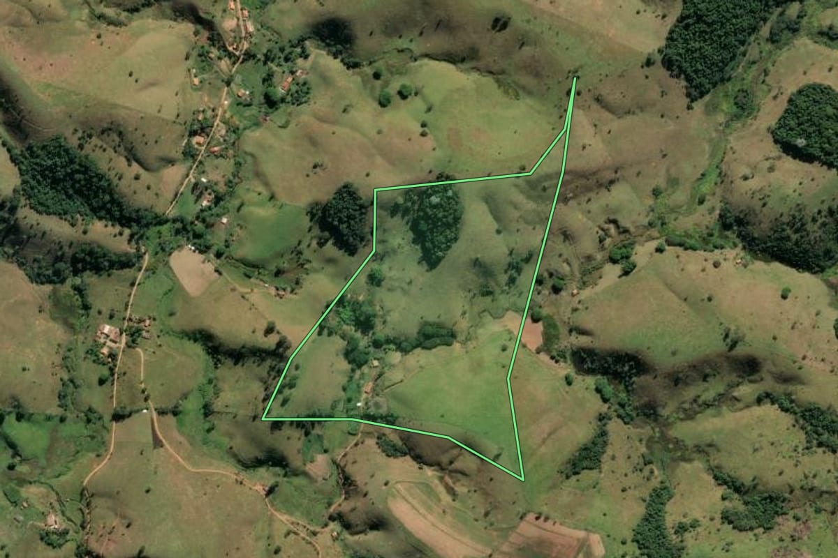 Imagem de satélite do imóvel rural em Lorena (SP), com o contorno declarado no CAR desenhado por cima.