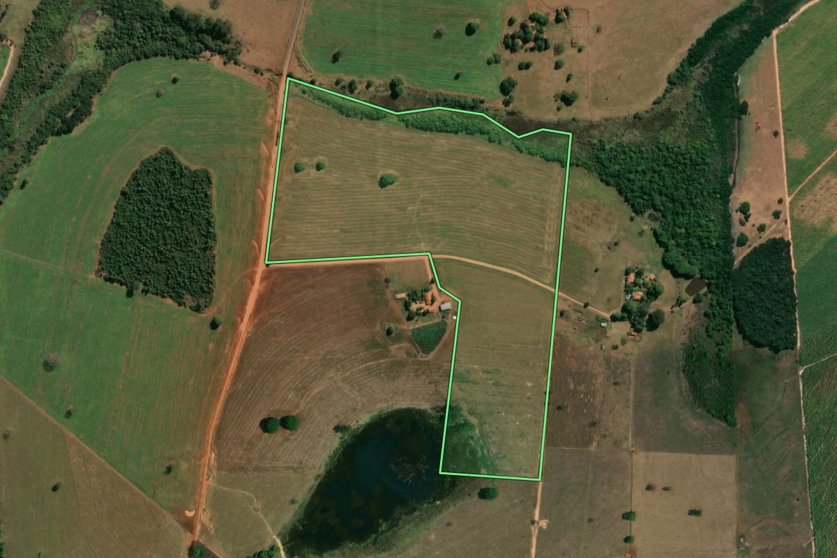 Imagem de satélite do imóvel rural em Buritama (SP), com o contorno declarado no CAR desenhado por cima.