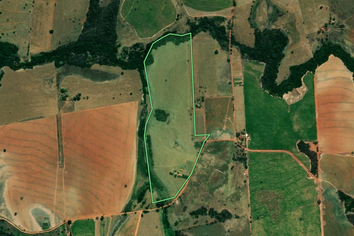 Imagem de satélite do imóvel rural em Lourdes (SP), com o contorno declarado no CAR desenhado por cima.
