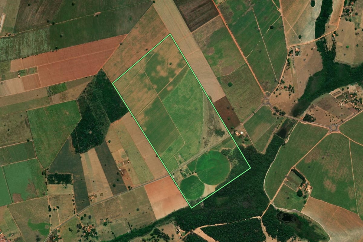 Imagem de satélite do imóvel rural em Lourdes (SP), com o contorno declarado no CAR desenhado por cima.