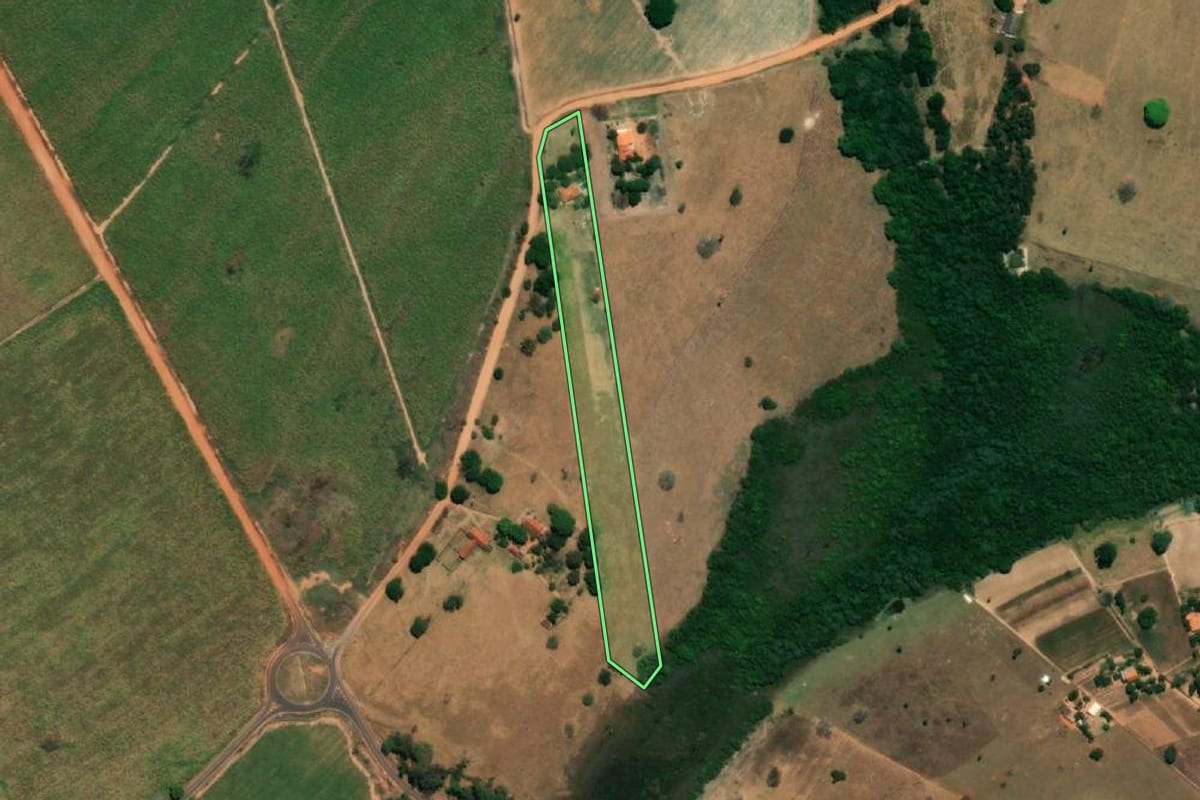 Imagem de satélite do imóvel rural em Lourdes (SP), com o contorno declarado no CAR desenhado por cima.