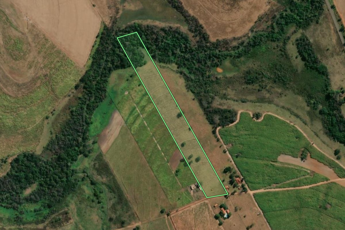 Imagem de satélite do imóvel rural em Lourdes (SP), com o contorno declarado no CAR desenhado por cima.