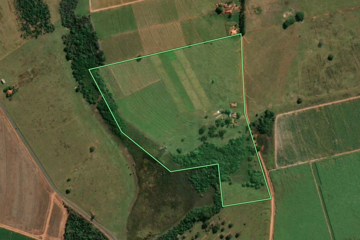 Imagem de satélite do imóvel rural em Lourdes (SP), com o contorno declarado no CAR desenhado por cima.