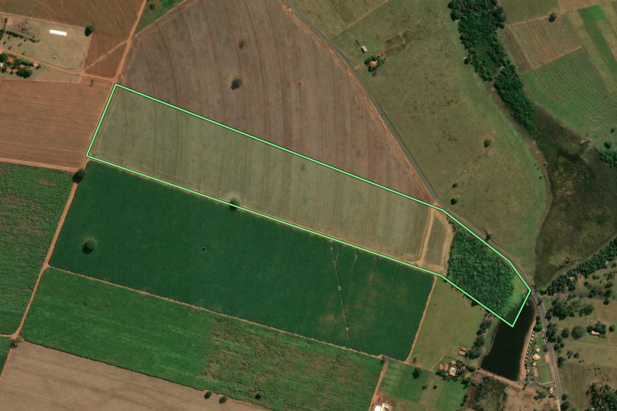 Imagem de satélite do imóvel rural em Lourdes (SP), com o contorno declarado no CAR desenhado por cima.