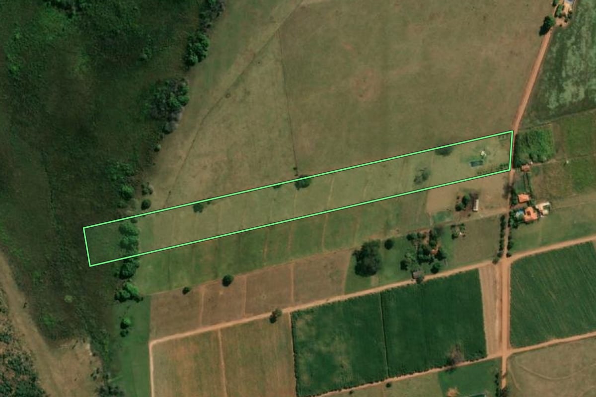 Imagem de satélite do imóvel rural em Lourdes (SP), com o contorno declarado no CAR desenhado por cima.