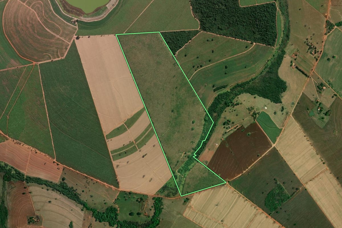 Imagem de satélite do imóvel rural em Lourdes (SP), com o contorno declarado no CAR desenhado por cima.
