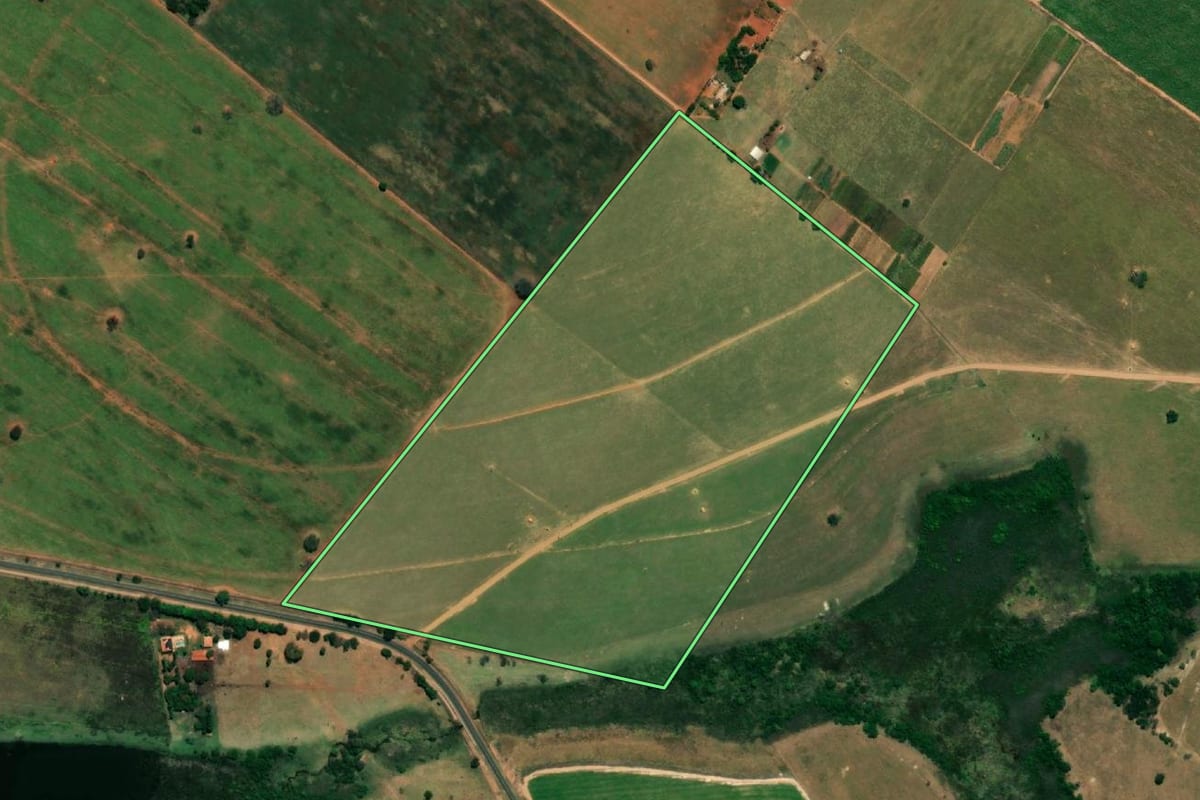 Imagem de satélite do imóvel rural em Lourdes (SP), com o contorno declarado no CAR desenhado por cima.