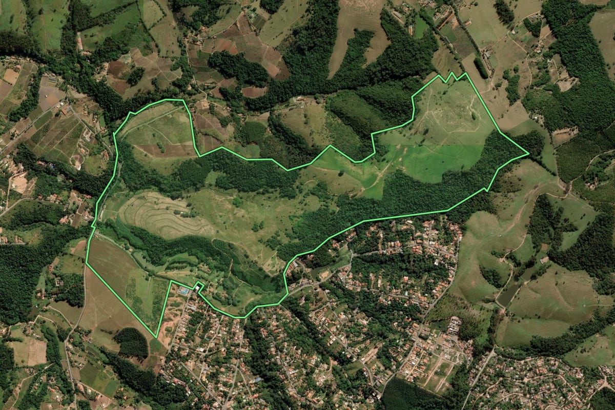 Imagem de satélite do imóvel rural em Louveira (SP), com o contorno declarado no CAR desenhado por cima.