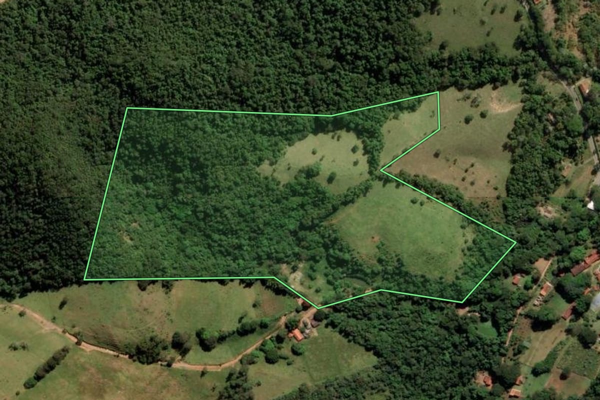 Imagem de satélite do imóvel rural em Louveira (SP), com o contorno declarado no CAR desenhado por cima.