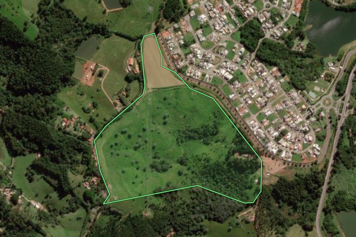 Imagem de satélite do imóvel rural em Louveira (SP), com o contorno declarado no CAR desenhado por cima.