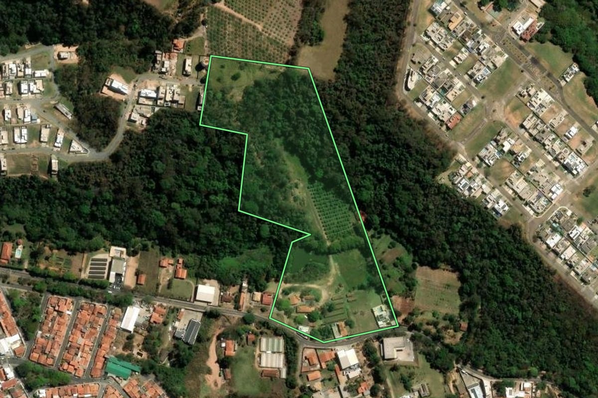 Imagem de satélite do imóvel rural em Louveira (SP), com o contorno declarado no CAR desenhado por cima.