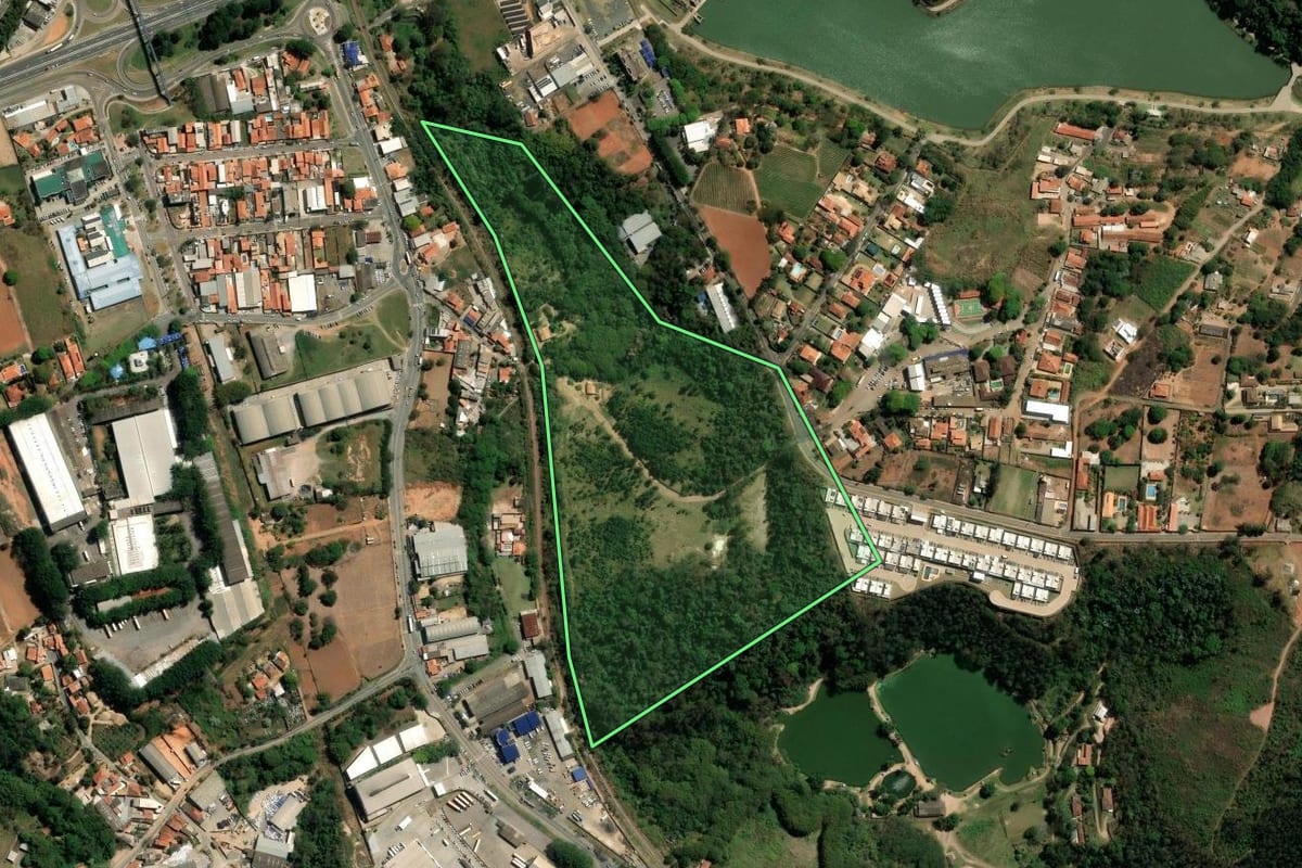 Imagem de satélite do imóvel rural em Louveira (SP), com o contorno declarado no CAR desenhado por cima.