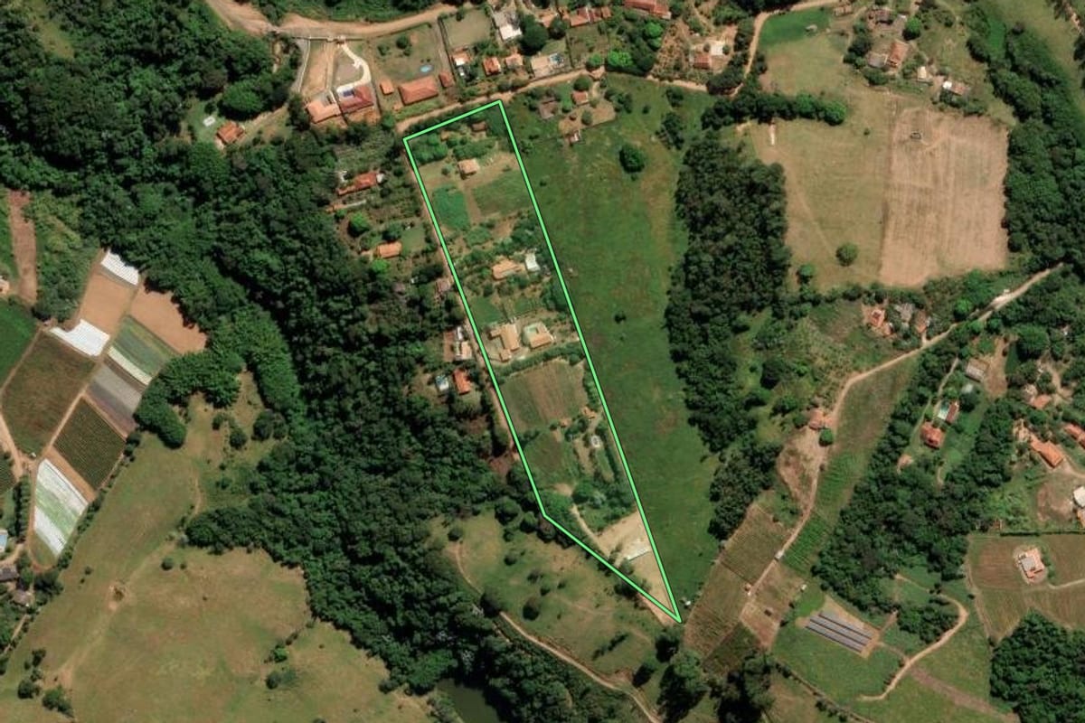 Imagem de satélite do imóvel rural em Louveira (SP), com o contorno declarado no CAR desenhado por cima.