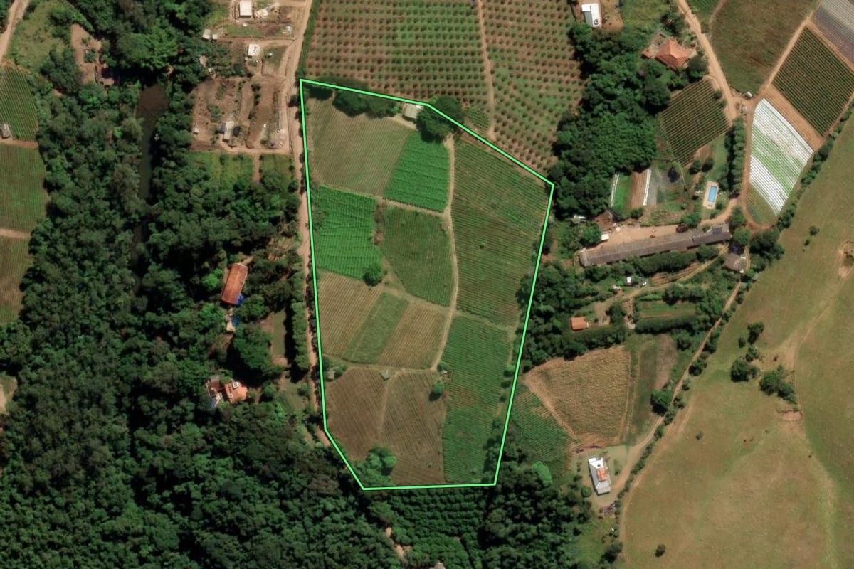 Imagem de satélite do imóvel rural em Louveira (SP), com o contorno declarado no CAR desenhado por cima.