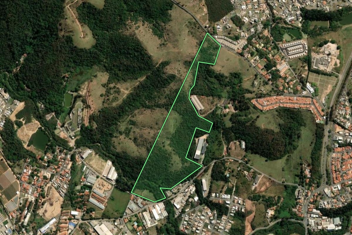 Imagem de satélite do imóvel rural em Louveira (SP), com o contorno declarado no CAR desenhado por cima.
