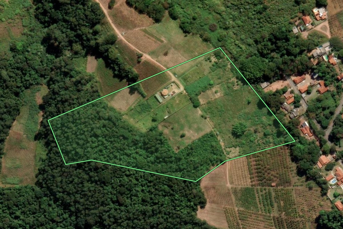 Imagem de satélite do imóvel rural em Louveira (SP), com o contorno declarado no CAR desenhado por cima.