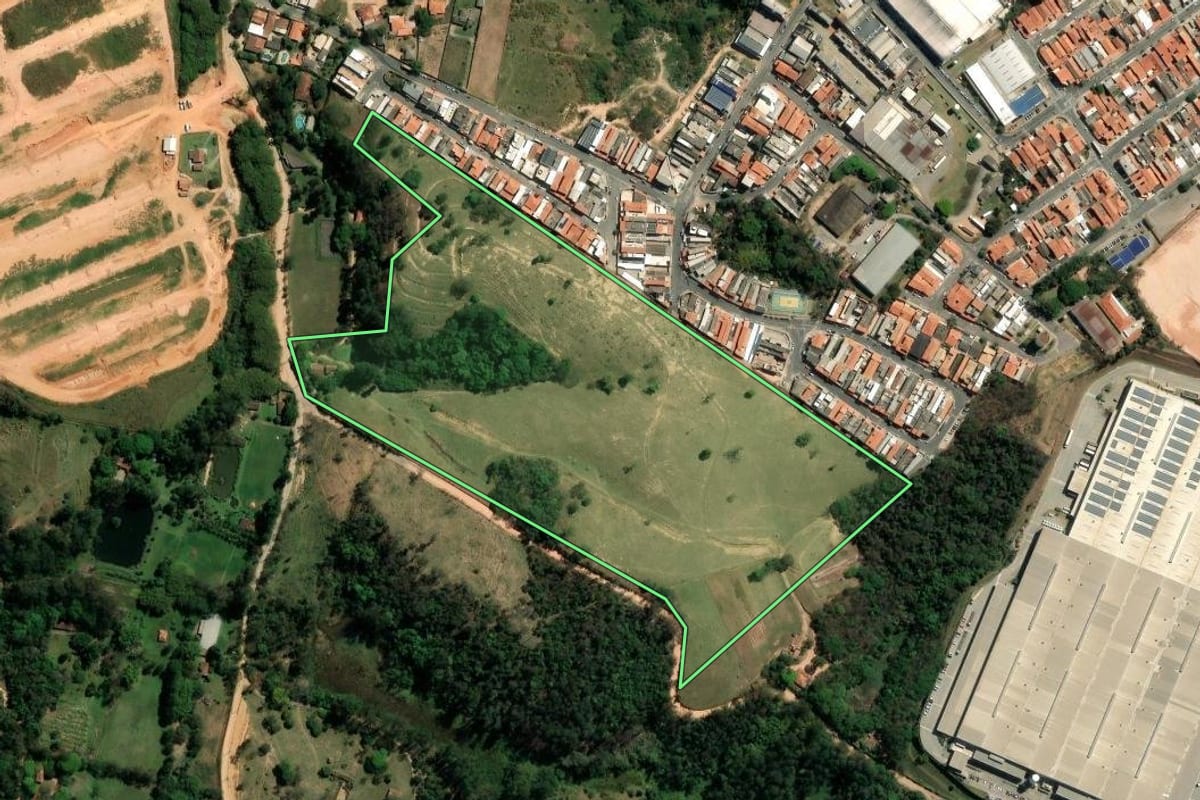 Imagem de satélite do imóvel rural em Louveira (SP), com o contorno declarado no CAR desenhado por cima.