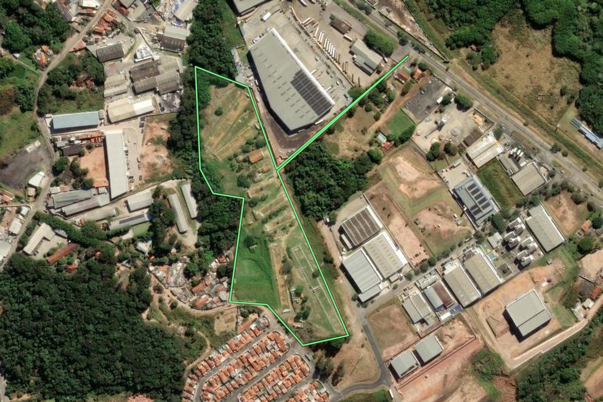 Imagem de satélite do imóvel rural em Louveira (SP), com o contorno declarado no CAR desenhado por cima.