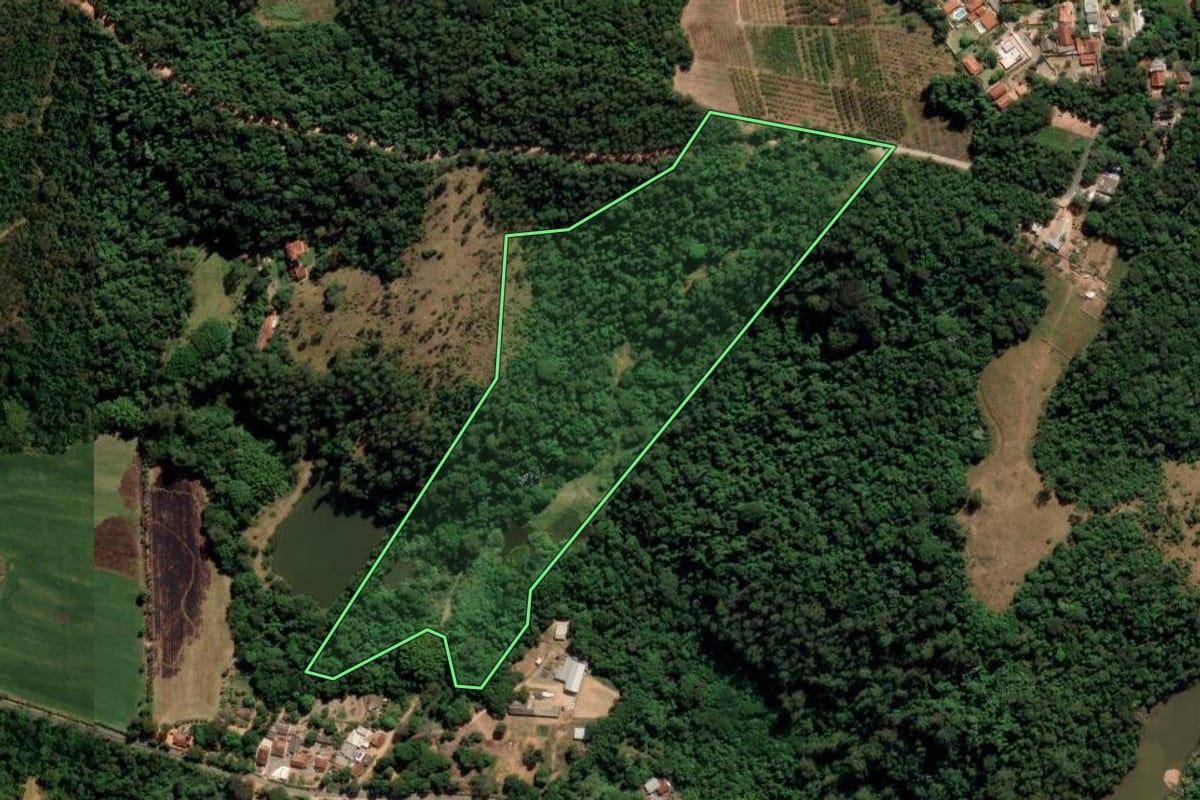 Imagem de satélite do imóvel rural em Louveira (SP), com o contorno declarado no CAR desenhado por cima.
