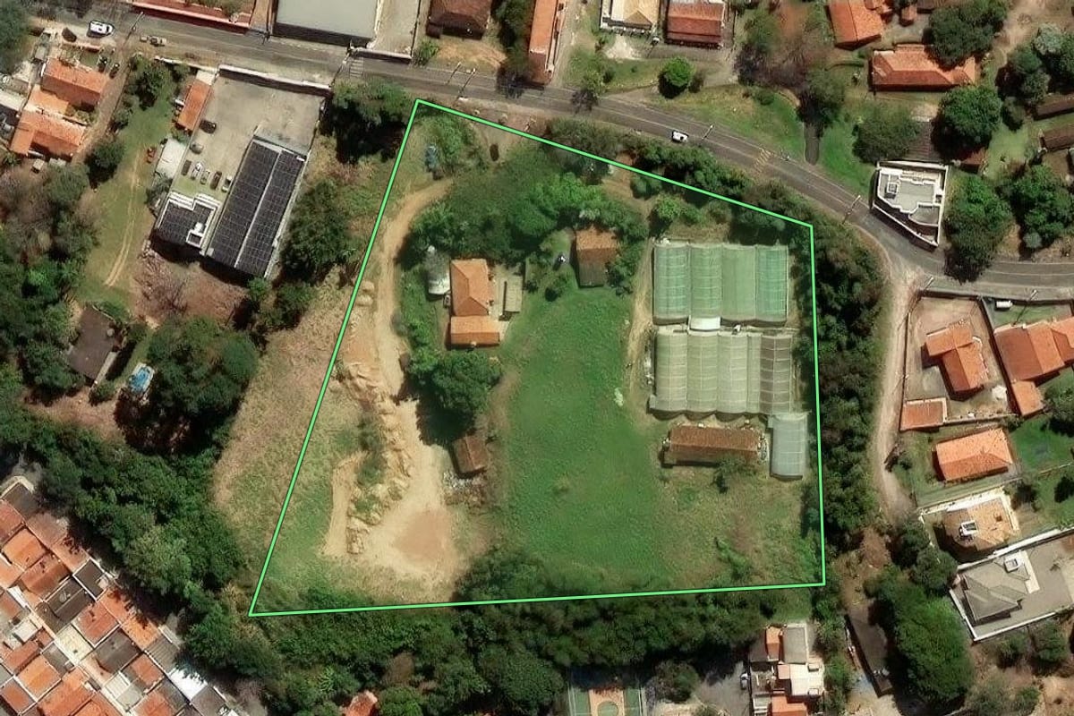 Imagem de satélite do imóvel rural em Louveira (SP), com o contorno declarado no CAR desenhado por cima.