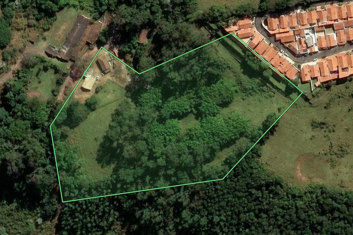 Imagem de satélite do imóvel rural em Louveira (SP), com o contorno declarado no CAR desenhado por cima.