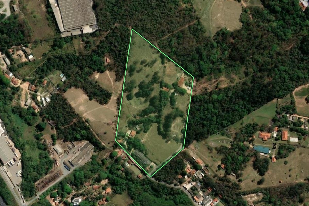 Imagem de satélite do imóvel rural em Louveira (SP), com o contorno declarado no CAR desenhado por cima.