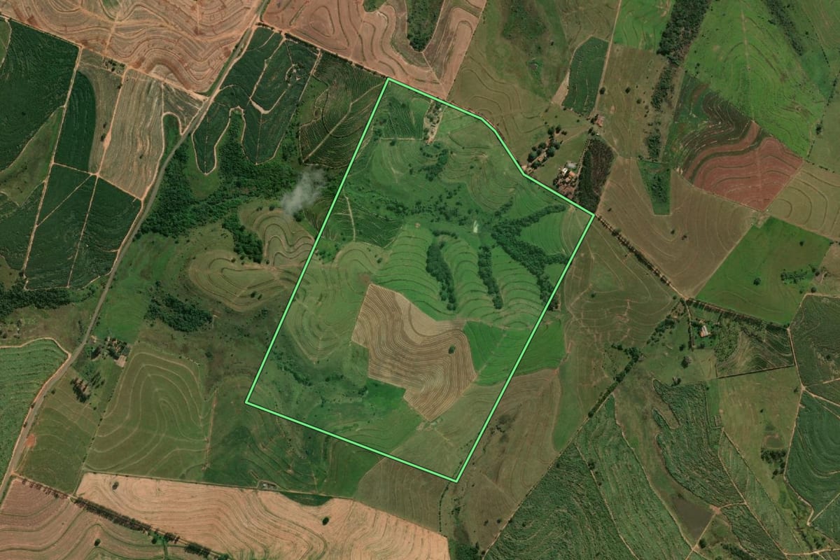 Imagem de satélite do imóvel rural em Lucélia (SP), com o contorno declarado no CAR desenhado por cima.