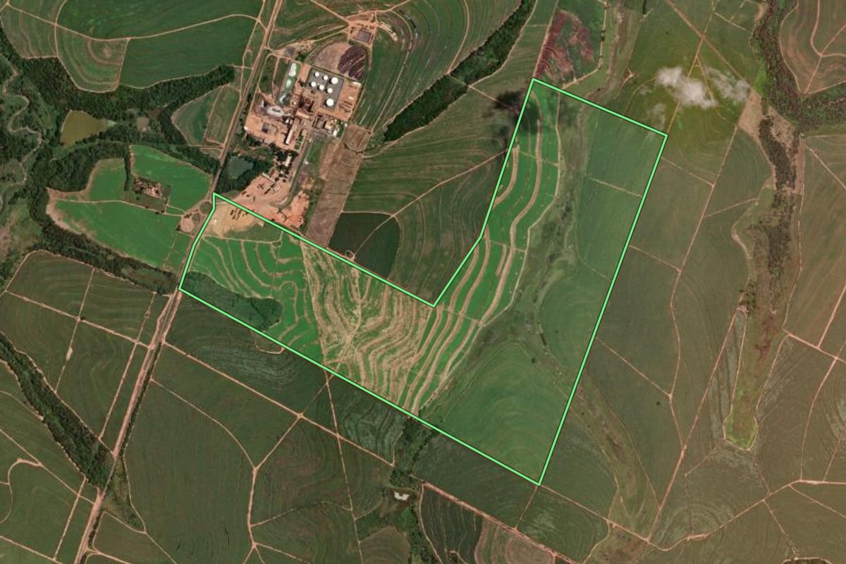 Imagem de satélite do imóvel rural em Lucélia (SP), com o contorno declarado no CAR desenhado por cima.