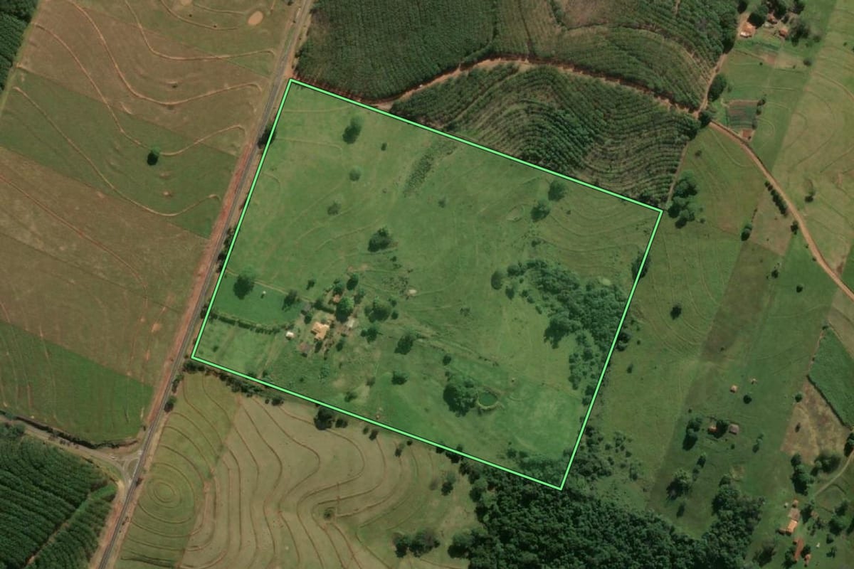 Imagem de satélite do imóvel rural em Lucélia (SP), com o contorno declarado no CAR desenhado por cima.