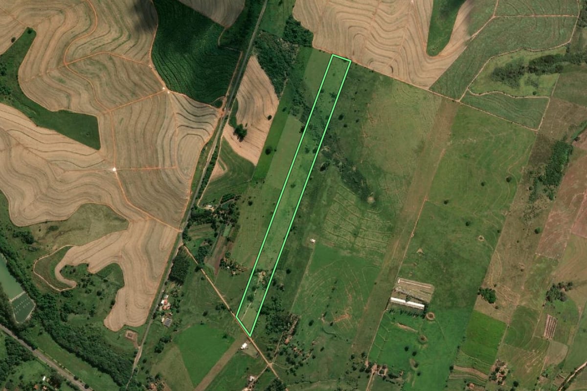 Imagem de satélite do imóvel rural em Lucélia (SP), com o contorno declarado no CAR desenhado por cima.