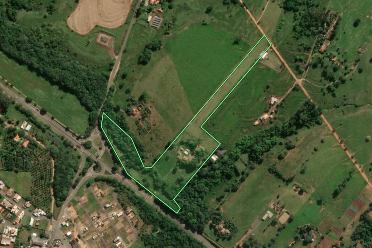 Imagem de satélite do imóvel rural em Lucélia (SP), com o contorno declarado no CAR desenhado por cima.