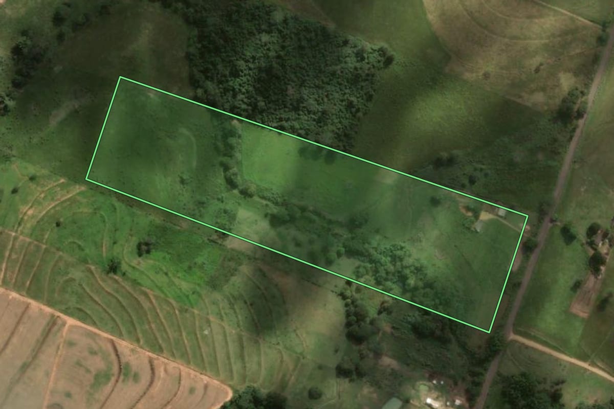 Imagem de satélite do imóvel rural em Lucélia (SP), com o contorno declarado no CAR desenhado por cima.