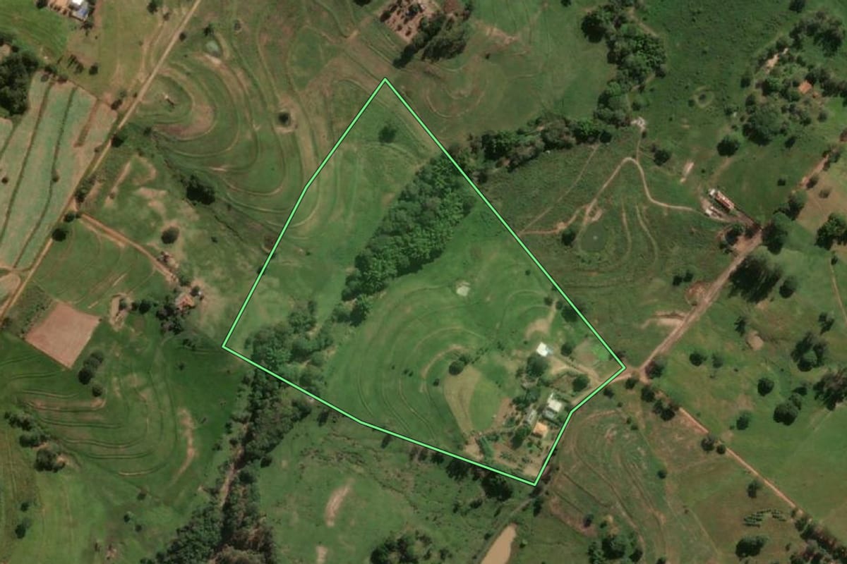 Imagem de satélite do imóvel rural em Lucélia (SP), com o contorno declarado no CAR desenhado por cima.