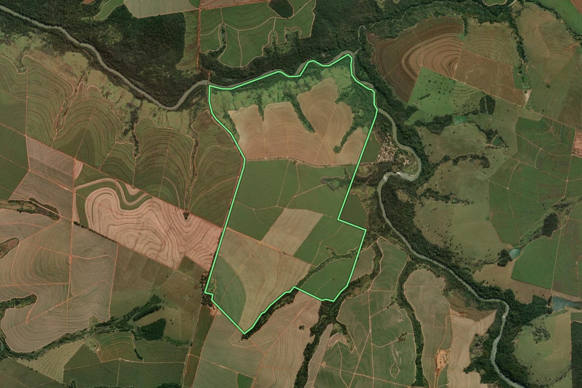 Imagem de satélite do imóvel rural em Lucélia (SP), com o contorno declarado no CAR desenhado por cima.