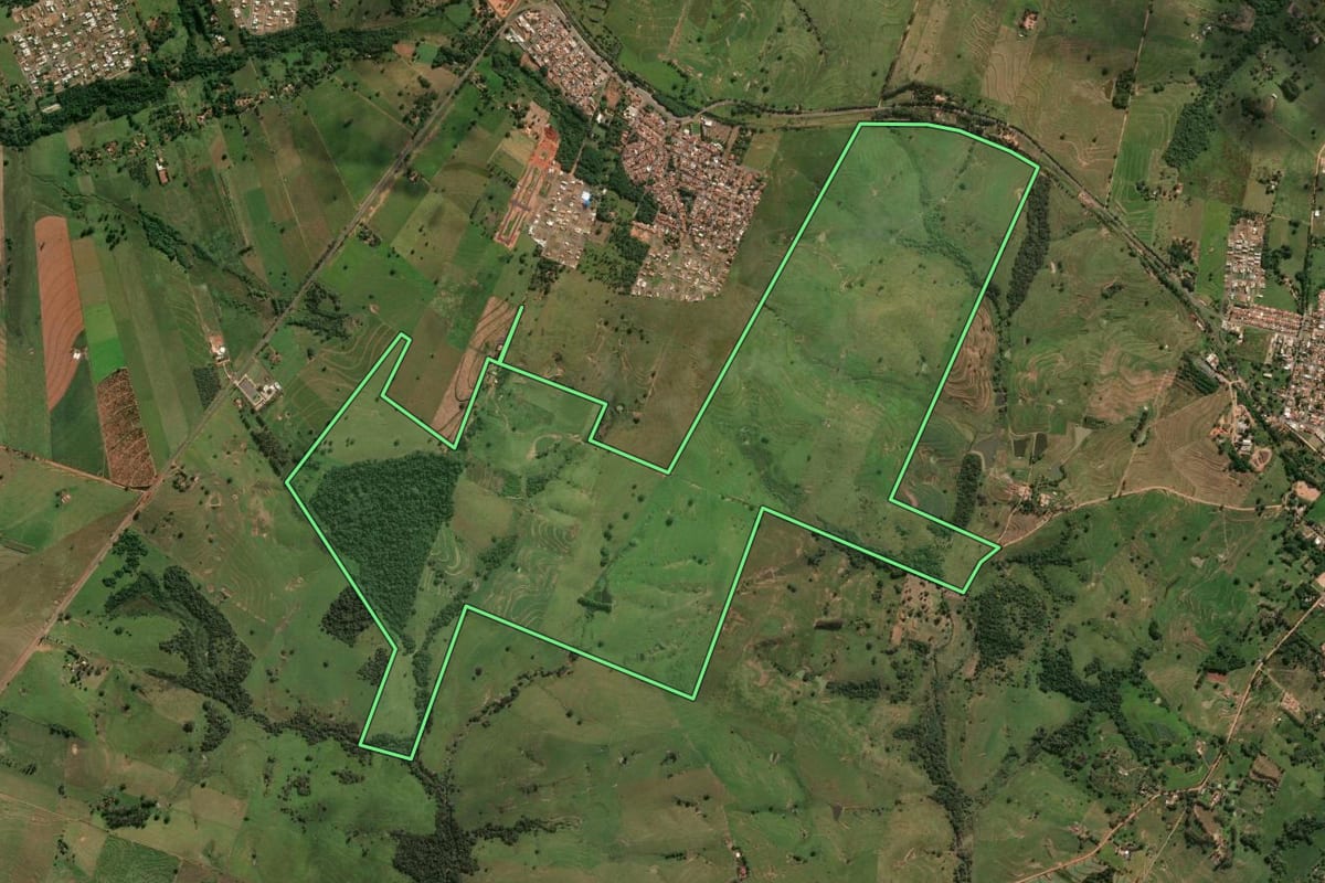 Imagem de satélite do imóvel rural em Lucélia (SP), com o contorno declarado no CAR desenhado por cima.