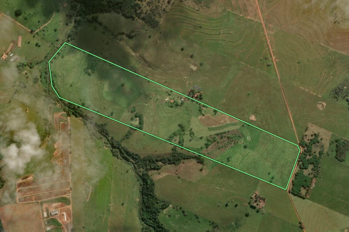 Imagem de satélite do imóvel rural em Lucélia (SP), com o contorno declarado no CAR desenhado por cima.