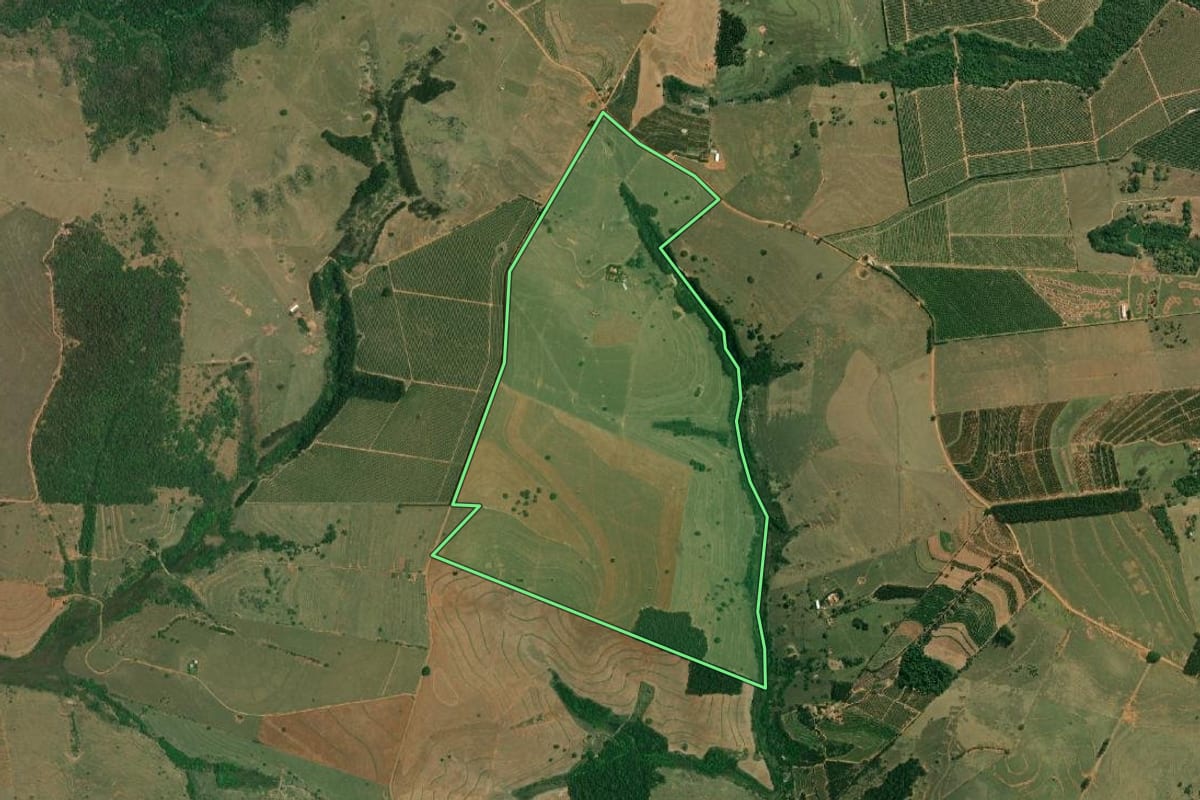 Imagem de satélite do imóvel rural em Lucianópolis (SP), com o contorno declarado no CAR desenhado por cima.