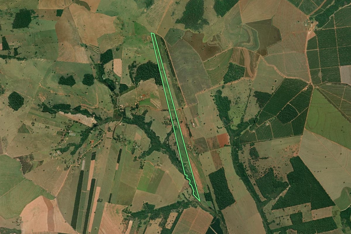 Imagem de satélite do imóvel rural em Lucianópolis (SP), com o contorno declarado no CAR desenhado por cima.