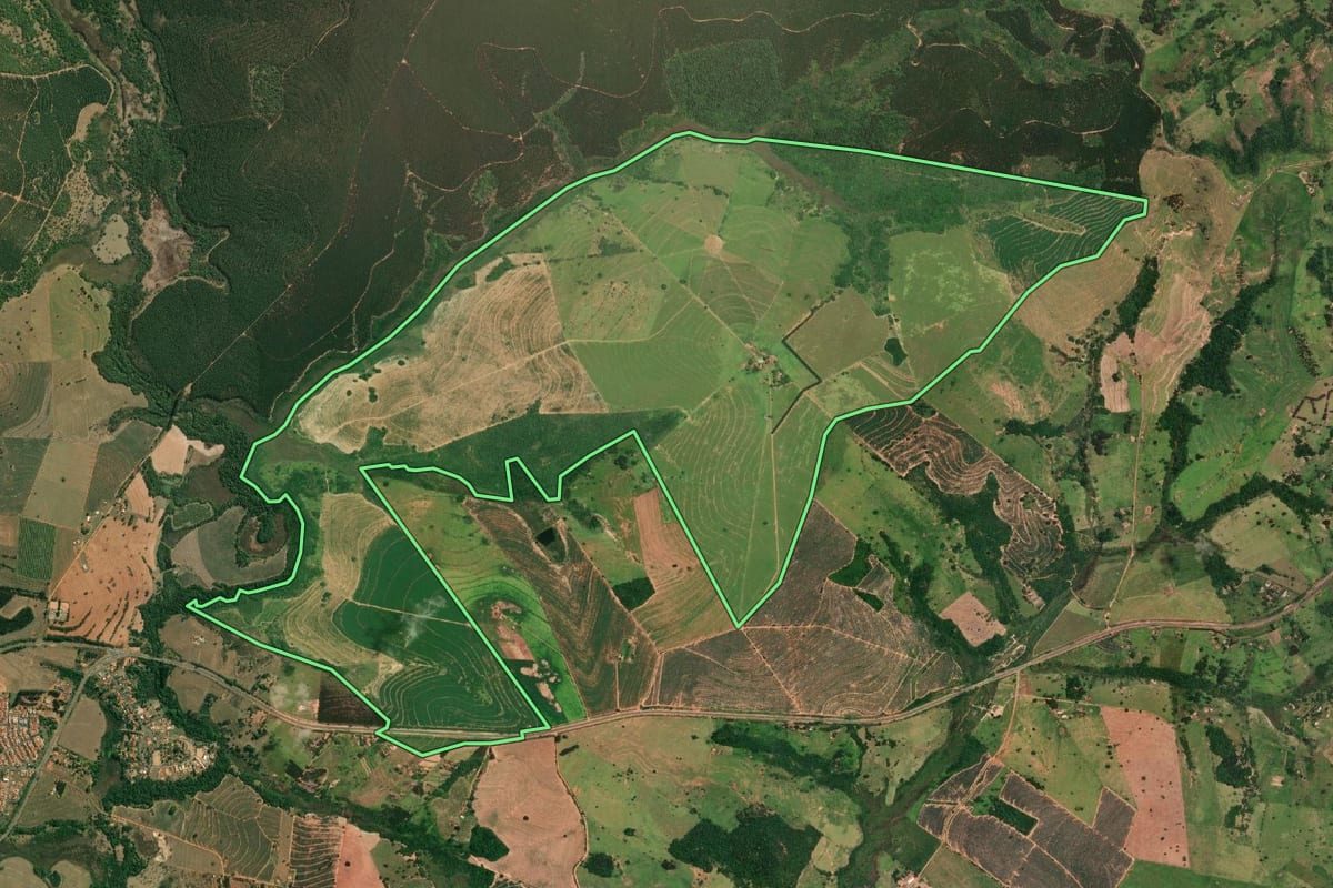 Imagem de satélite do imóvel rural em Lucianópolis (SP), com o contorno declarado no CAR desenhado por cima.