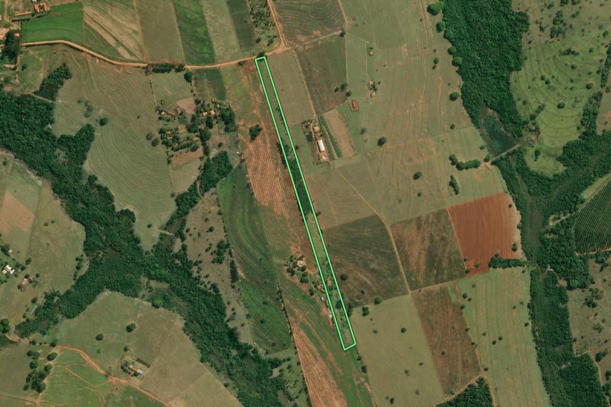 Imagem de satélite do imóvel rural em Lucianópolis (SP), com o contorno declarado no CAR desenhado por cima.