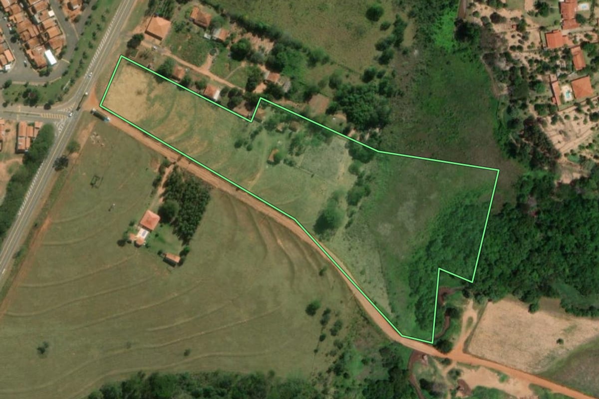 Imagem de satélite do imóvel rural em Lucianópolis (SP), com o contorno declarado no CAR desenhado por cima.