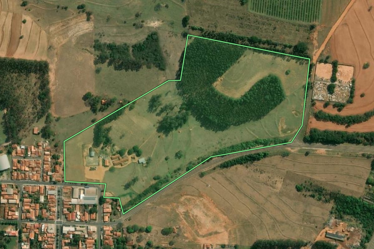 Imagem de satélite do imóvel rural em Lucianópolis (SP), com o contorno declarado no CAR desenhado por cima.