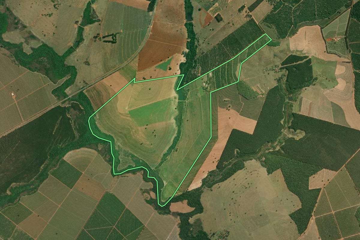 Imagem de satélite do imóvel rural em Lucianópolis (SP), com o contorno declarado no CAR desenhado por cima.
