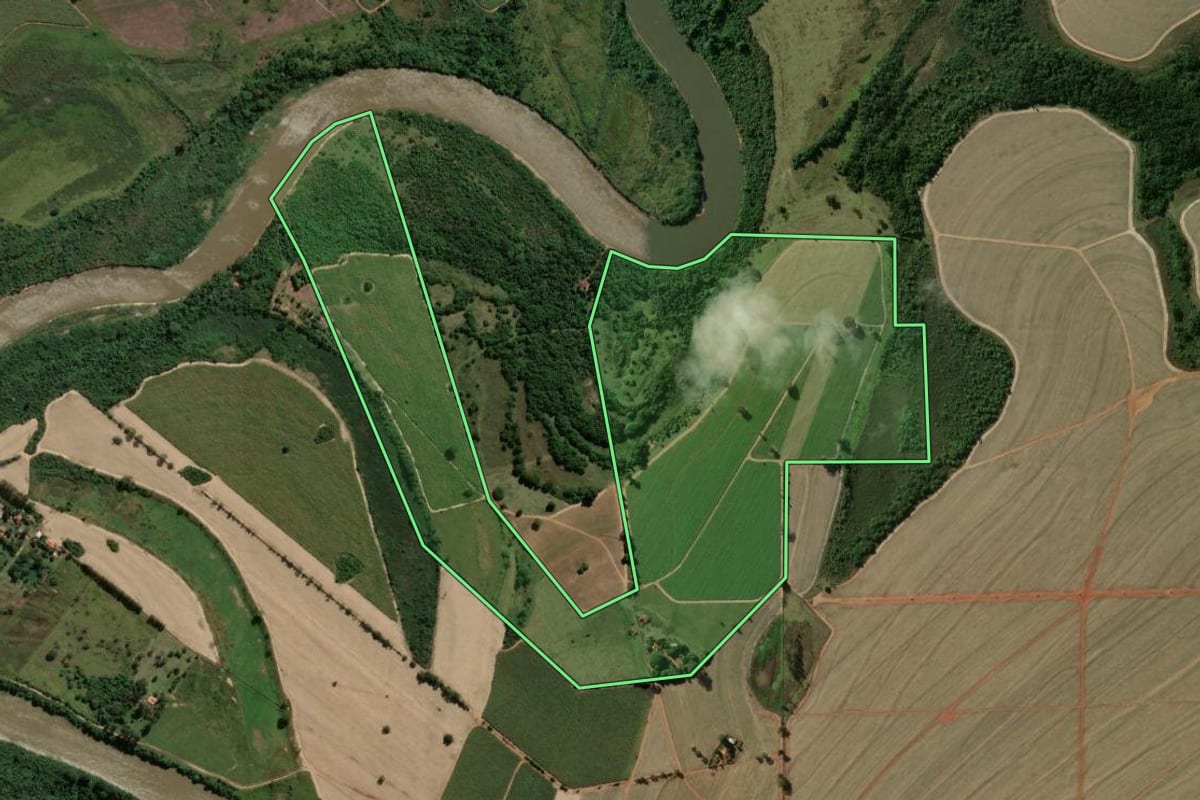Imagem de satélite do imóvel rural em Luís Antônio (SP), com o contorno declarado no CAR desenhado por cima.